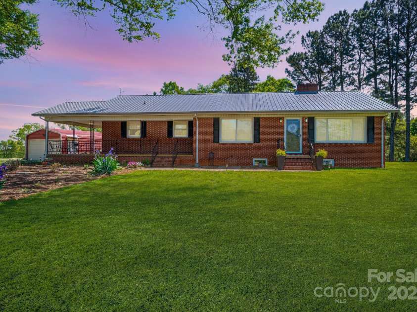 3340 Wrenwood Drive, Newton, NC 28658.  MLS# CAR4248682, YatesRealty ID 12500. 