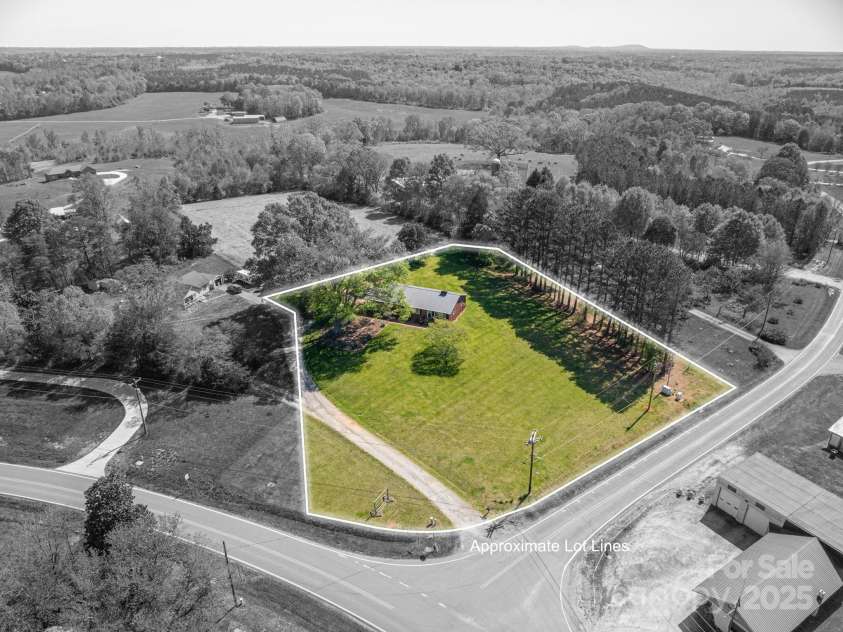 3340 Wrenwood Drive, Newton, NC 28658.  MLS# CAR4248682, YatesRealty ID 12500. 