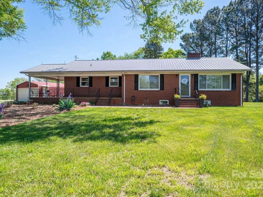 3340 Wrenwood Drive, Newton, NC 28658.  MLS# CAR4248682, YatesRealty ID 12500. 