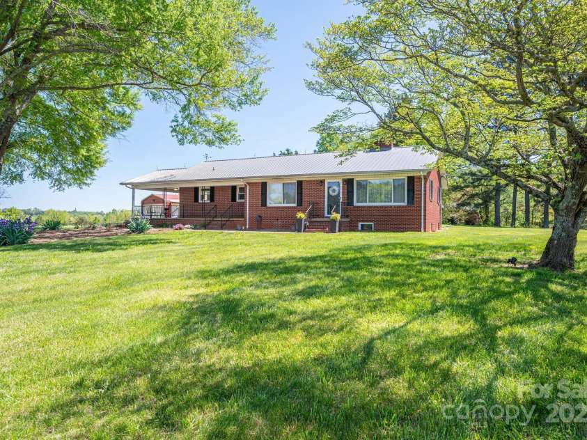 3340 Wrenwood Drive, Newton, NC 28658.  MLS# CAR4248682, YatesRealty ID 12500. 