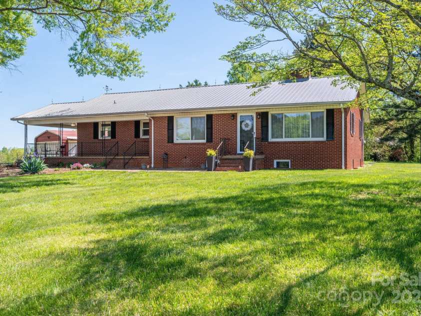 3340 Wrenwood Drive, Newton, NC 28658.  MLS# CAR4248682, YatesRealty ID 12500. 