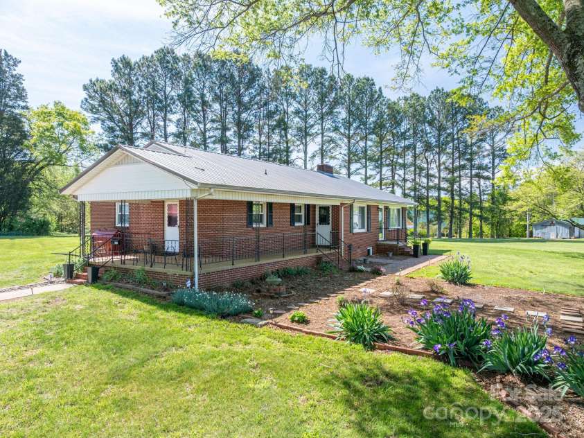 3340 Wrenwood Drive, Newton, NC 28658.  MLS# CAR4248682, YatesRealty ID 12500. 
