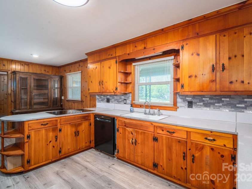 3340 Wrenwood Drive, Newton, NC 28658.  MLS# CAR4248682, YatesRealty ID 12500. 