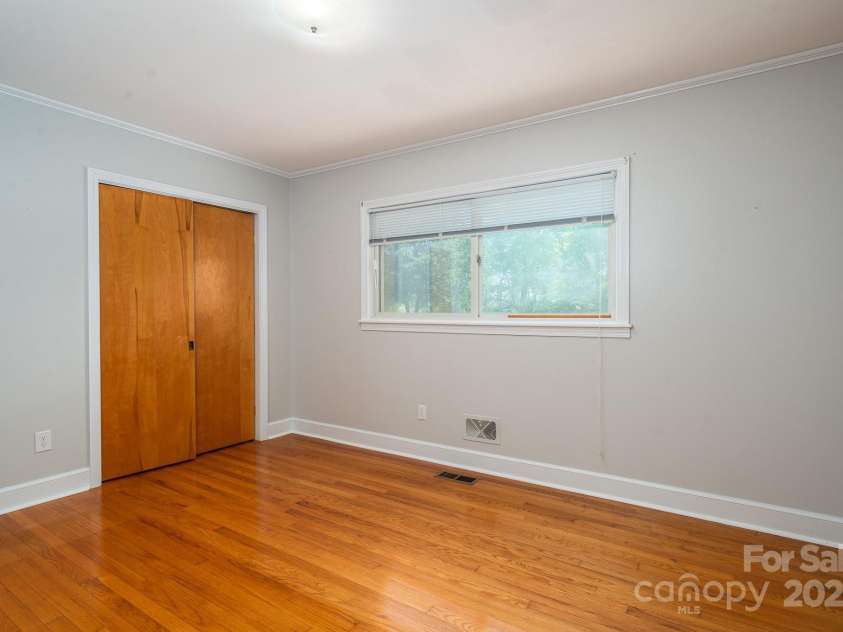 3340 Wrenwood Drive, Newton, NC 28658.  MLS# CAR4248682, YatesRealty ID 12500. 