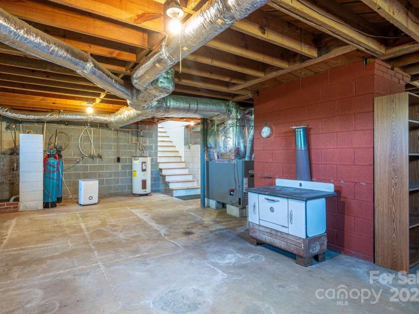 3340 Wrenwood Drive, Newton, NC 28658.  MLS# CAR4248682, YatesRealty ID 12500. 