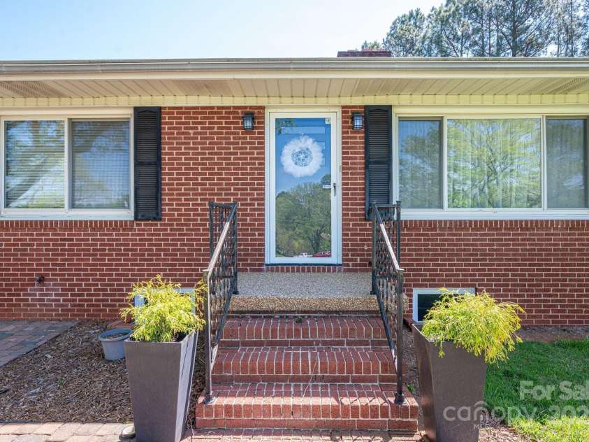 3340 Wrenwood Drive, Newton, NC 28658.  MLS# CAR4248682, YatesRealty ID 12500. 