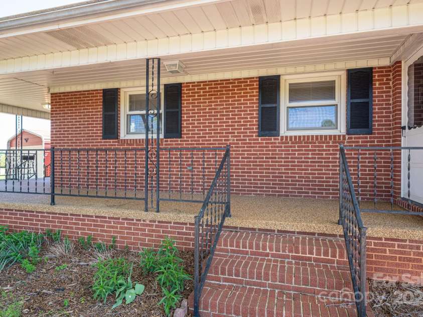 3340 Wrenwood Drive, Newton, NC 28658.  MLS# CAR4248682, YatesRealty ID 12500. 