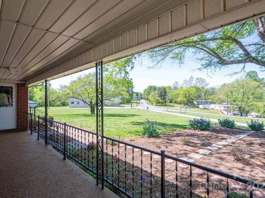 3340 Wrenwood Drive, Newton, NC 28658.  MLS# CAR4248682, YatesRealty ID 12500. 