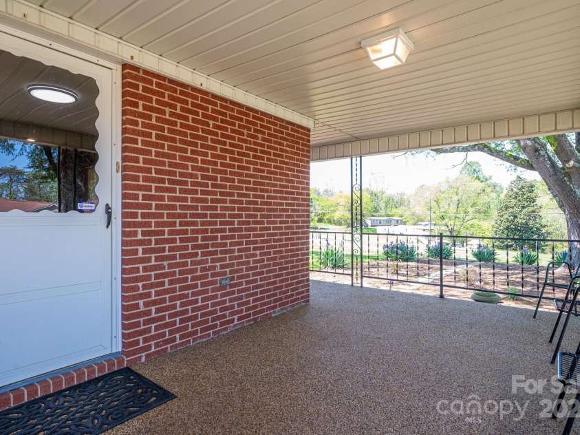 3340 Wrenwood Drive, Newton, NC 28658.  MLS# CAR4248682, YatesRealty ID 12500. 