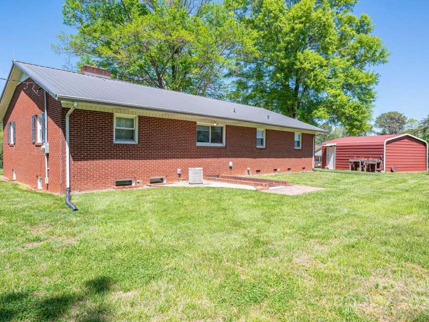 3340 Wrenwood Drive, Newton, NC 28658.  MLS# CAR4248682, YatesRealty ID 12500. 