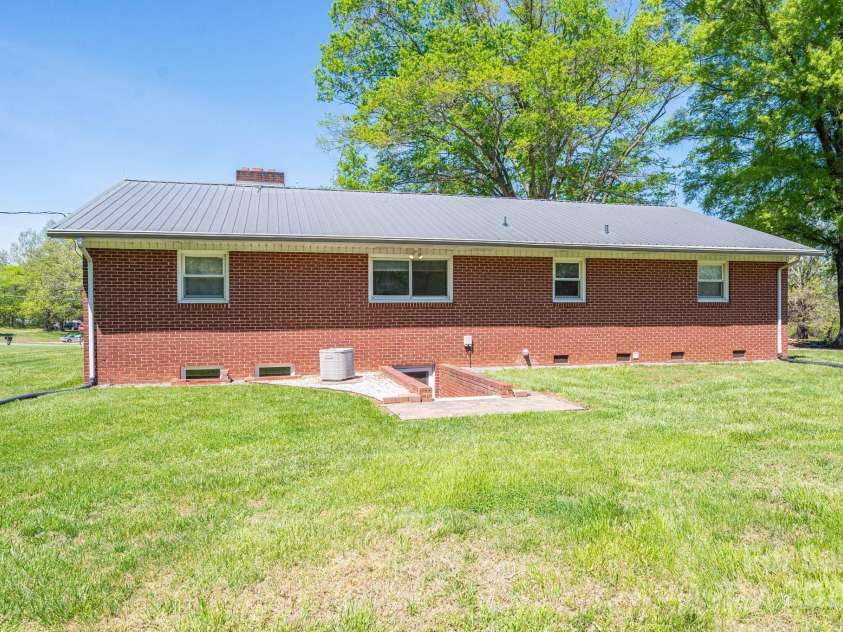 3340 Wrenwood Drive, Newton, NC 28658.  MLS# CAR4248682, YatesRealty ID 12500. 