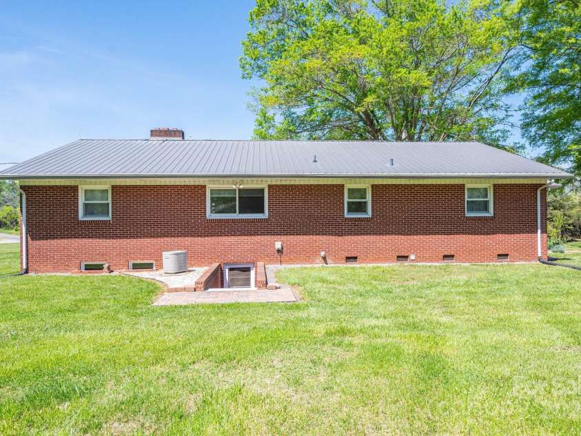 3340 Wrenwood Drive, Newton, NC 28658.  MLS# CAR4248682, YatesRealty ID 12500. 