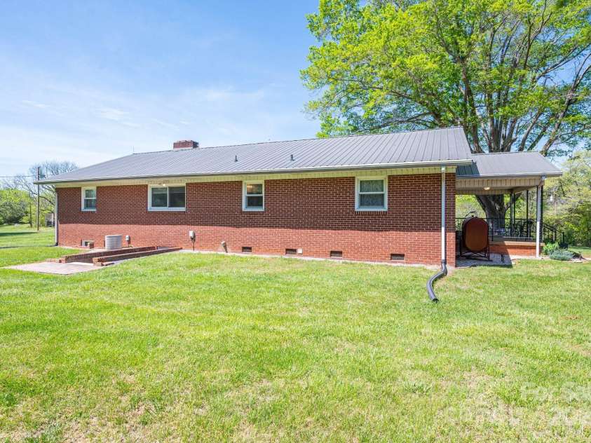 3340 Wrenwood Drive, Newton, NC 28658.  MLS# CAR4248682, YatesRealty ID 12500. 