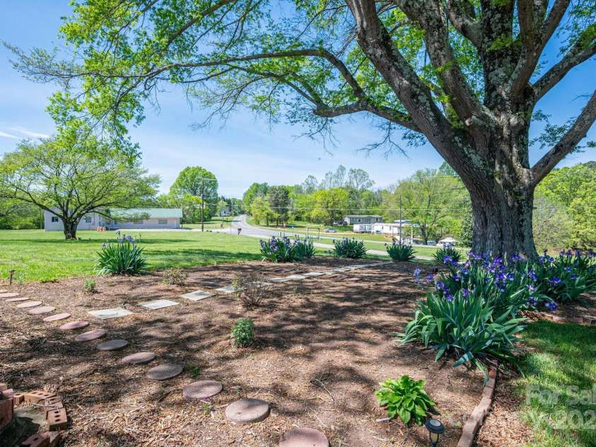 3340 Wrenwood Drive, Newton, NC 28658.  MLS# CAR4248682, YatesRealty ID 12500. 