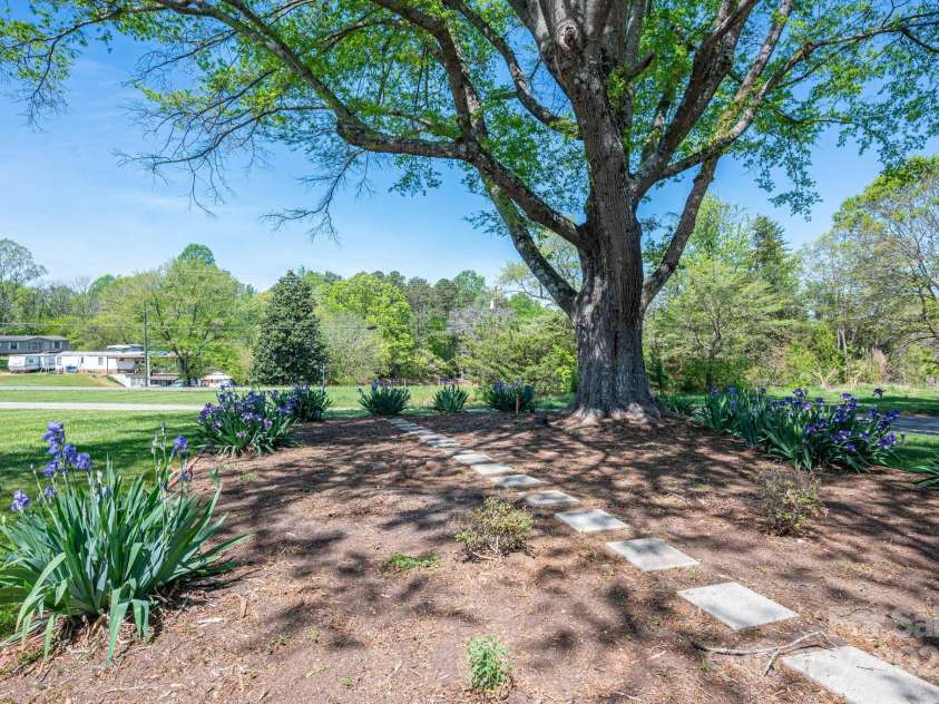 3340 Wrenwood Drive, Newton, NC 28658.  MLS# CAR4248682, YatesRealty ID 12500. 