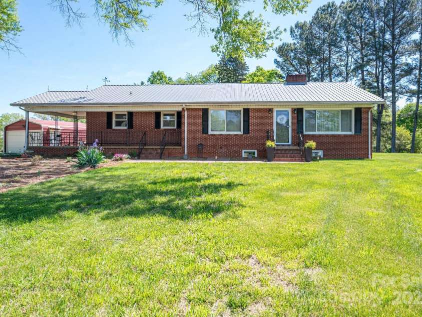 3340 Wrenwood Drive, Newton, NC 28658.  MLS# CAR4248682, YatesRealty ID 12500. 