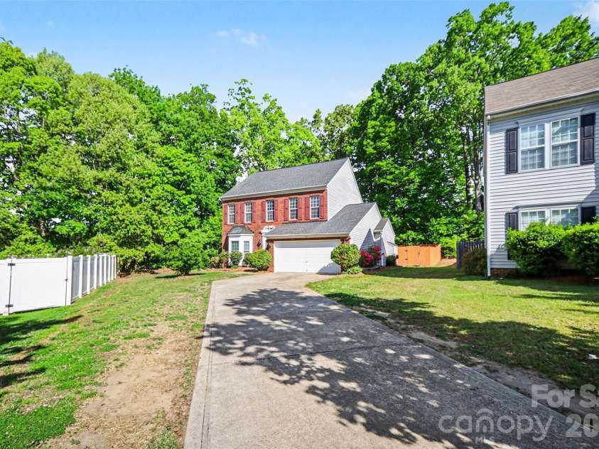 11647 Northwoods Forest Drive, Charlotte, NC 28214.  MLS# CAR4370373, YatesRealty ID 12502. 