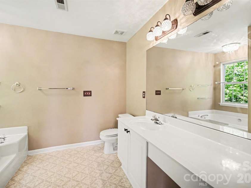11647 Northwoods Forest Drive, Charlotte, NC 28214.  MLS# CAR4370373, YatesRealty ID 12502. 