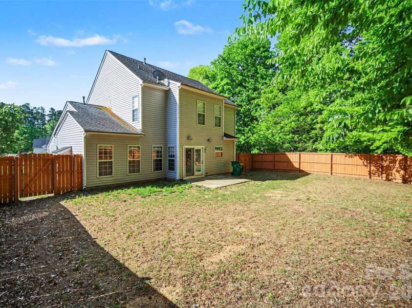 11647 Northwoods Forest Drive, Charlotte, NC 28214.  MLS# CAR4370373, YatesRealty ID 12502. 