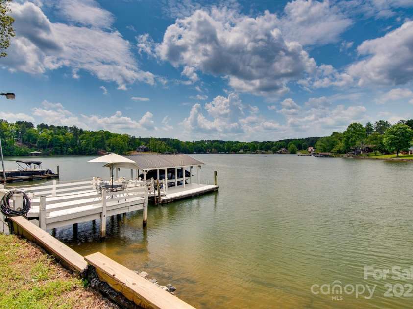 181 Edgewater Road, Hickory, NC 28601.  MLS# CAR4250926, YatesRealty ID 12505. 