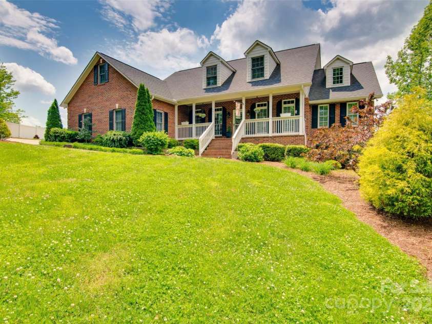 181 Edgewater Road, Hickory, NC 28601.  MLS# CAR4250926, YatesRealty ID 12505. 