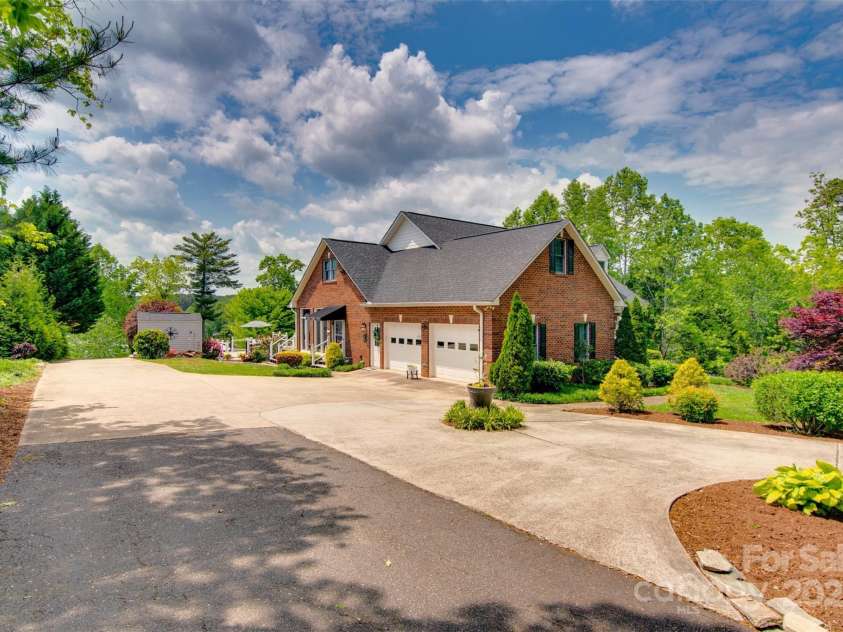 181 Edgewater Road, Hickory, NC 28601.  MLS# CAR4250926, YatesRealty ID 12505. 