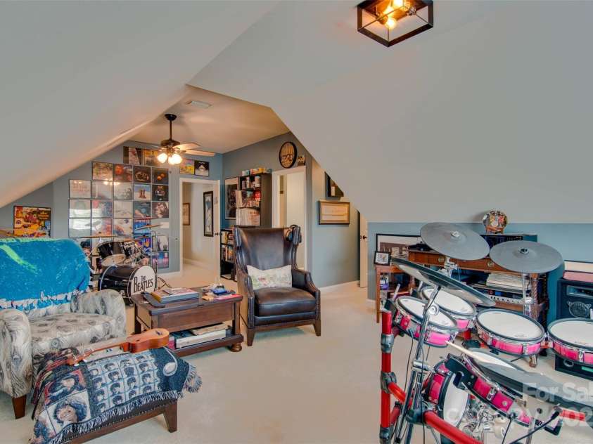 181 Edgewater Road, Hickory, NC 28601.  MLS# CAR4250926, YatesRealty ID 12505. 