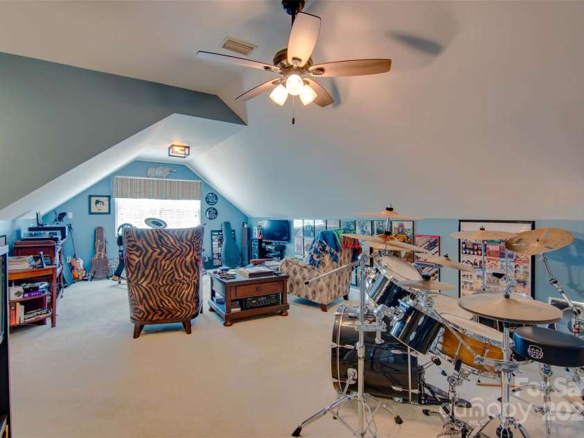 181 Edgewater Road, Hickory, NC 28601.  MLS# CAR4250926, YatesRealty ID 12505. 