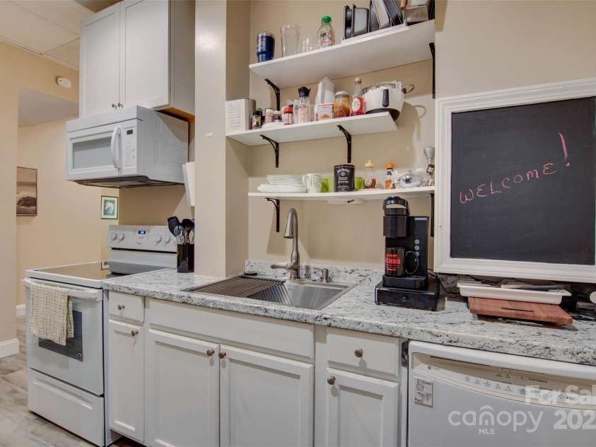 181 Edgewater Road, Hickory, NC 28601.  MLS# CAR4250926, YatesRealty ID 12505. 