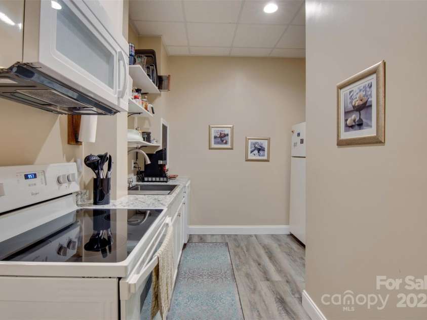 181 Edgewater Road, Hickory, NC 28601.  MLS# CAR4250926, YatesRealty ID 12505. 