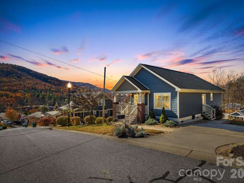 20 Byrdcliffe Lane, Asheville, NC 28805.  MLS# CAR4370991, YatesRealty ID 12508. 