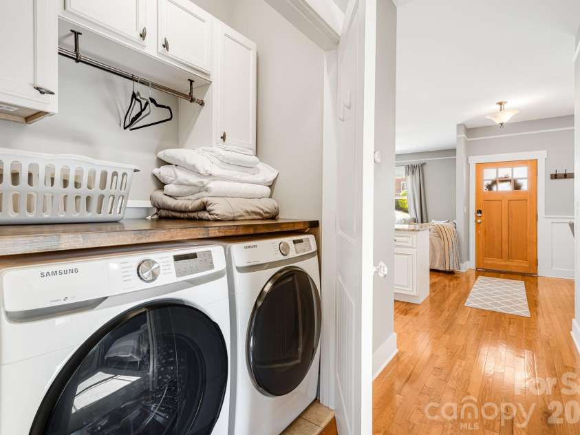20 Byrdcliffe Lane, Asheville, NC 28805.  MLS# CAR4370991, YatesRealty ID 12508. Main Level Laundry