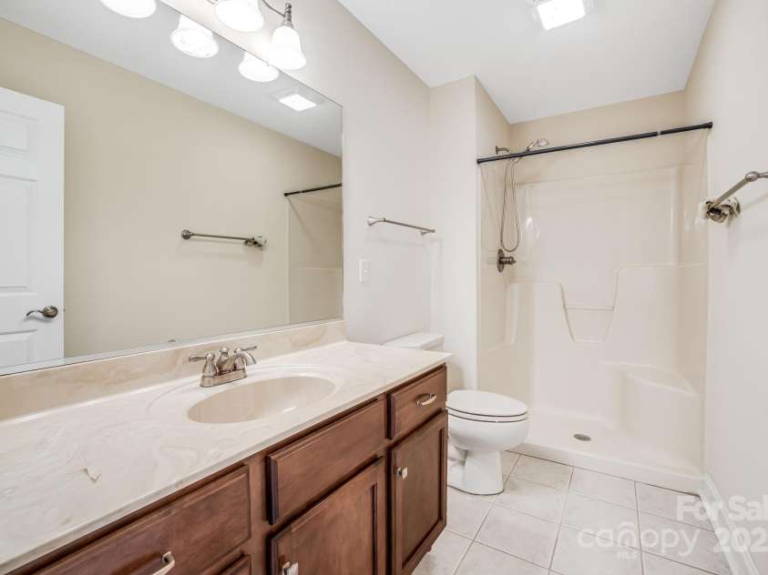 20 Holiday Drive, Arden, NC 28704.  MLS# CAR4186032, YatesRealty ID 12508. Full Bath in Upstairs Bedroom