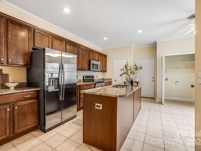 20 Holiday Drive, Arden, NC 28704.  MLS# CAR4186032, YatesRealty ID 12508. Kitchen