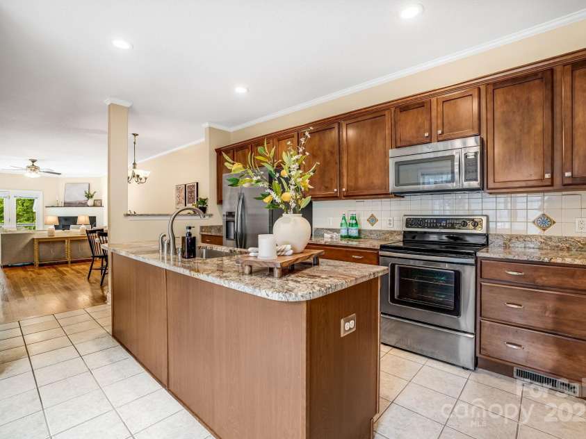 20 Holiday Drive, Arden, NC 28704.  MLS# CAR4186032, YatesRealty ID 12508. Kitchen