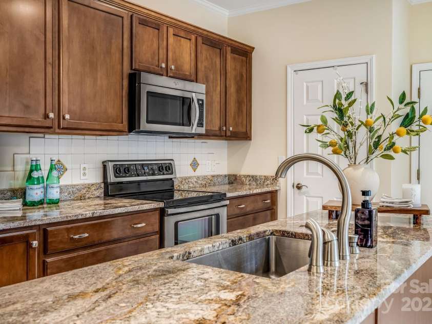 20 Holiday Drive, Arden, NC 28704.  MLS# CAR4186032, YatesRealty ID 12508. Kitchen