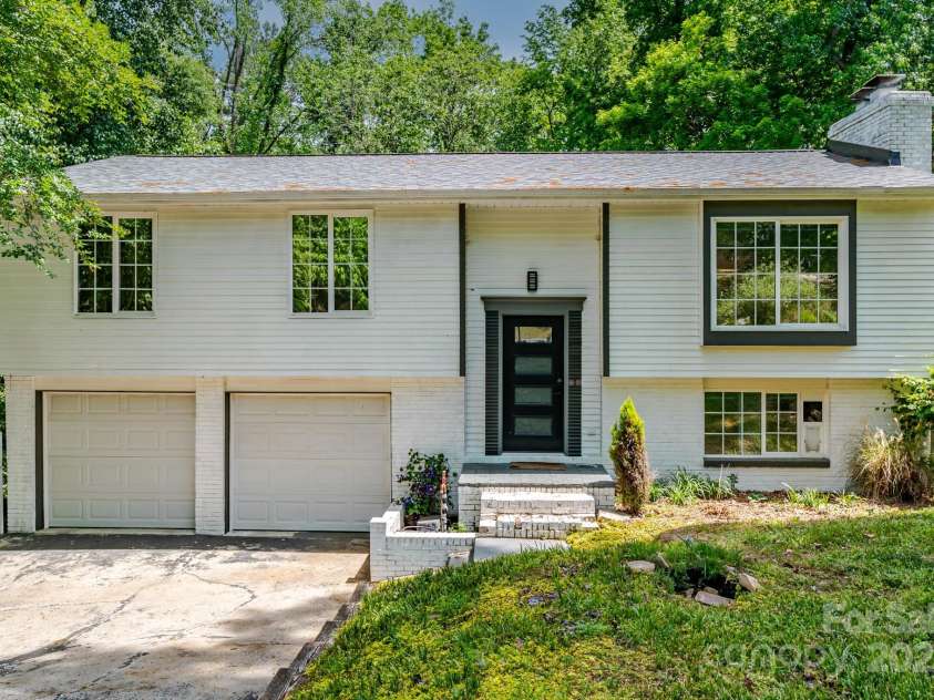 6726 Wannamaker Lane, Charlotte, NC 28226.  MLS# CAR4209016, YatesRealty ID 12509. 