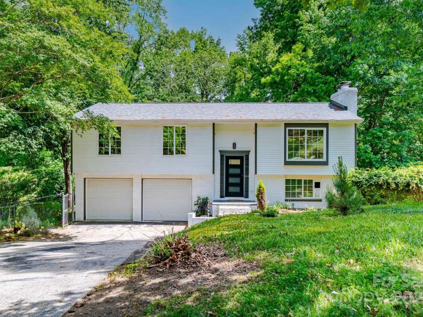 6726 Wannamaker Lane, Charlotte, NC 28226.  MLS# CAR4209016, YatesRealty ID 12509. 