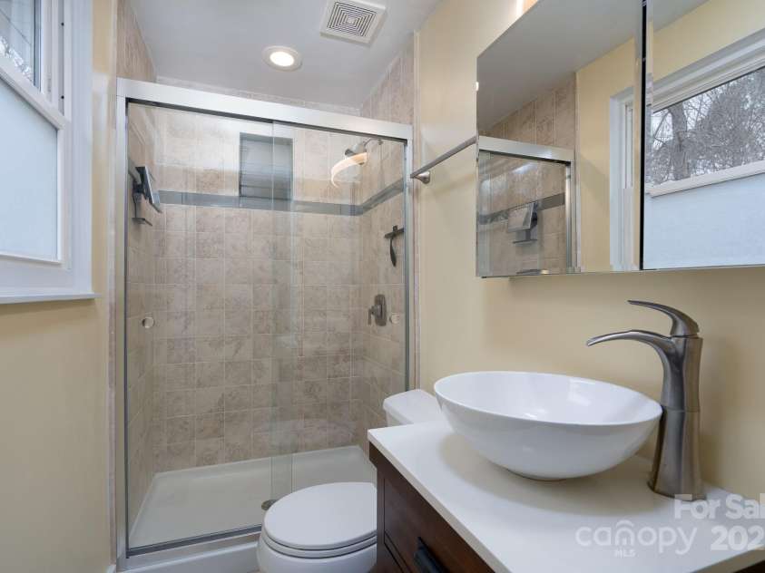 6726 Wannamaker Lane, Charlotte, NC 28226.  MLS# CAR4209016, YatesRealty ID 12509. En suite bathroom