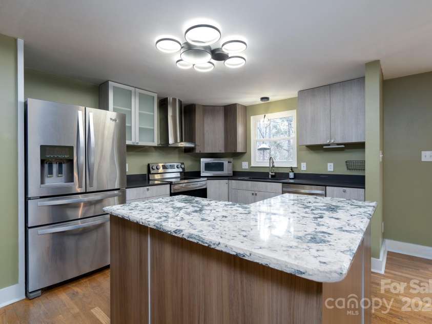 6726 Wannamaker Lane, Charlotte, NC 28226.  MLS# CAR4209016, YatesRealty ID 12509. Fully updated kitchen