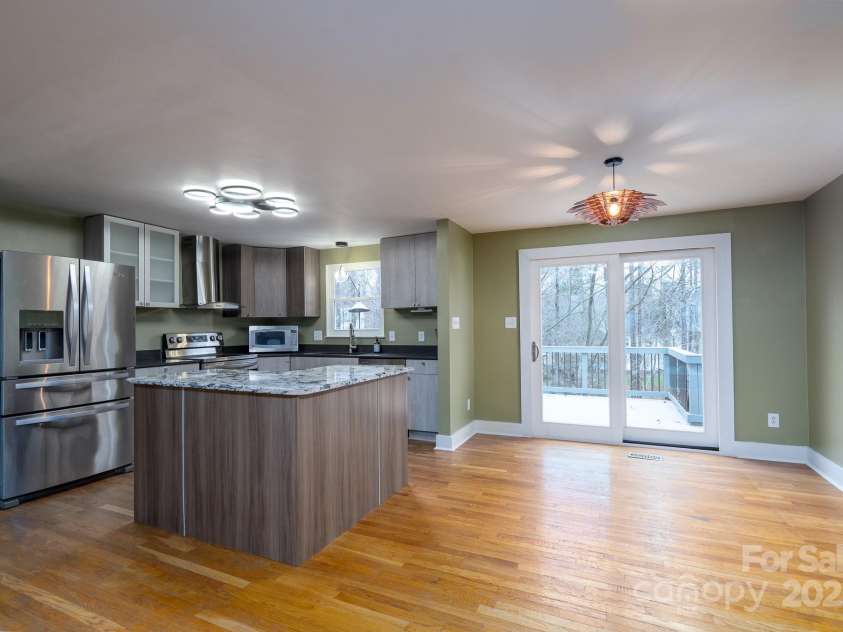 6726 Wannamaker Lane, Charlotte, NC 28226.  MLS# CAR4209016, YatesRealty ID 12509. Open concept kitchen and dining area