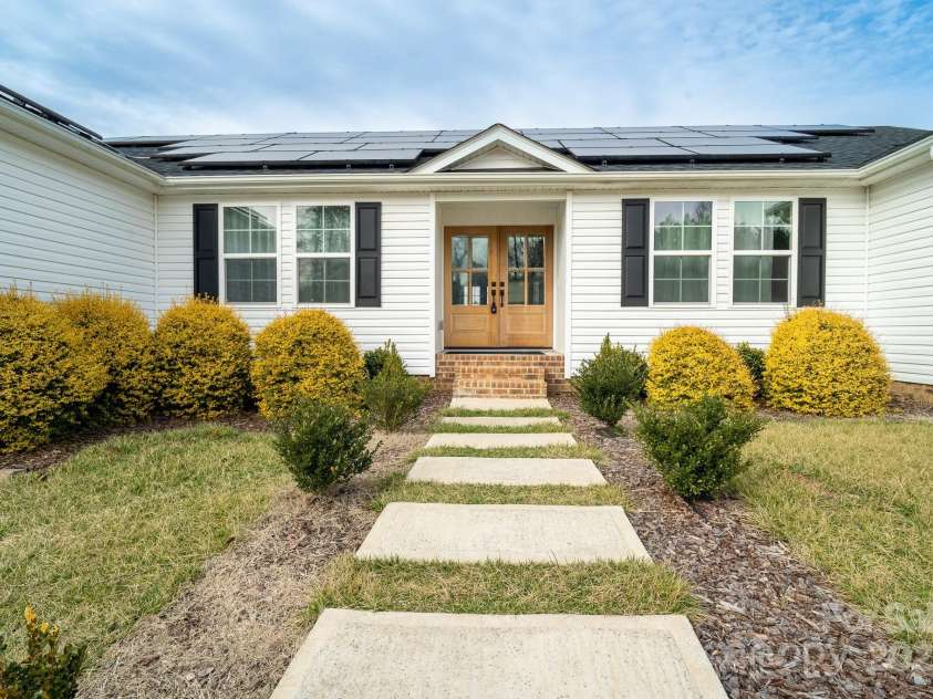 9489 Westridge Drive, Hickory, NC 28601.  MLS# CAR4216378, YatesRealty ID 1251. 