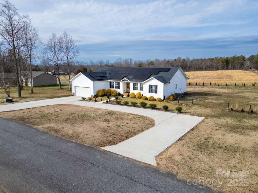 9489 Westridge Drive, Hickory, NC 28601.  MLS# CAR4216378, YatesRealty ID 1251. 
