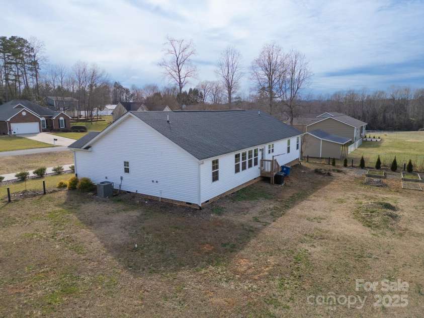 9489 Westridge Drive, Hickory, NC 28601.  MLS# CAR4216378, YatesRealty ID 1251. 