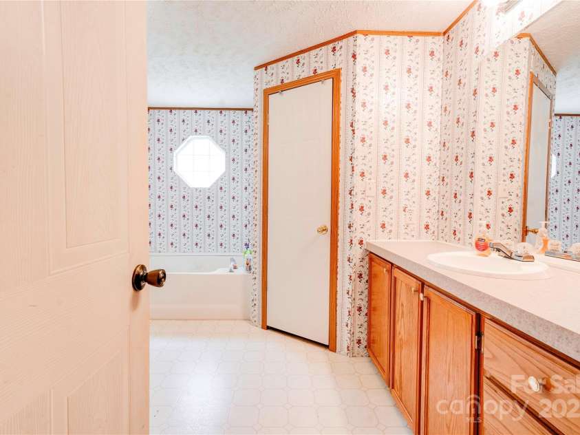 1708 River Hill Drive, Shelby, NC 28152.  MLS# CAR4250887, YatesRealty ID 12511. 