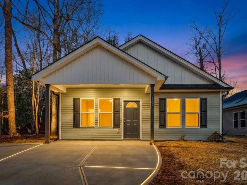 711 Adams Street, Monroe, NC 28110.  MLS# CAR4371348, YatesRealty ID 12518. 