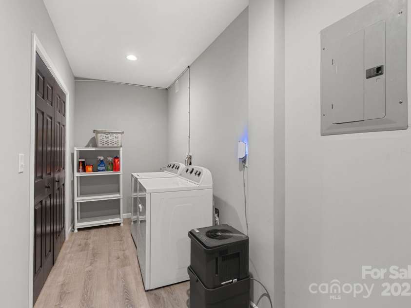 6 Temujin Drive, Leicester, NC 28748.  MLS# CAR4285175, YatesRealty ID 1252. 2nd laundry on the lower level