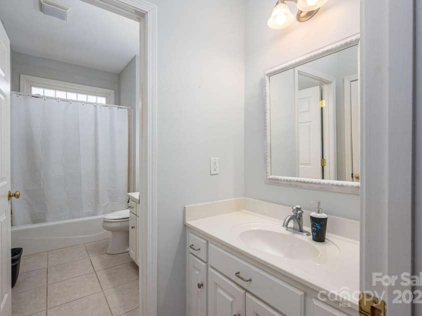 7522 Turnberry Lane, Stanley, NC 28164.  MLS# CAR4321686, YatesRealty ID 1252. Guest Full Bathroom