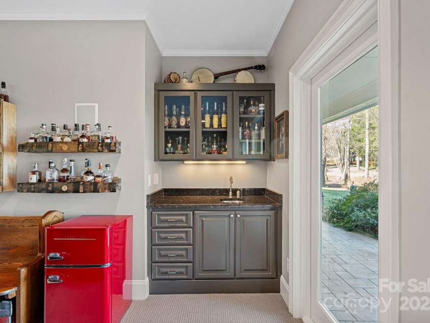 15015 NC Hwy 73 Highway, Huntersville, NC 28078.  MLS# CAR4226627, YatesRealty ID 12520. Built-in wet bar