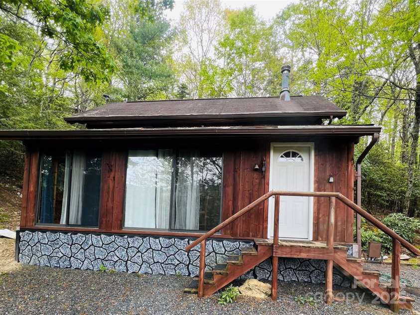 84 Bear Wallow Drive, Spruce Pine, NC 28777.  MLS# CAR4250676, YatesRealty ID 12521. 